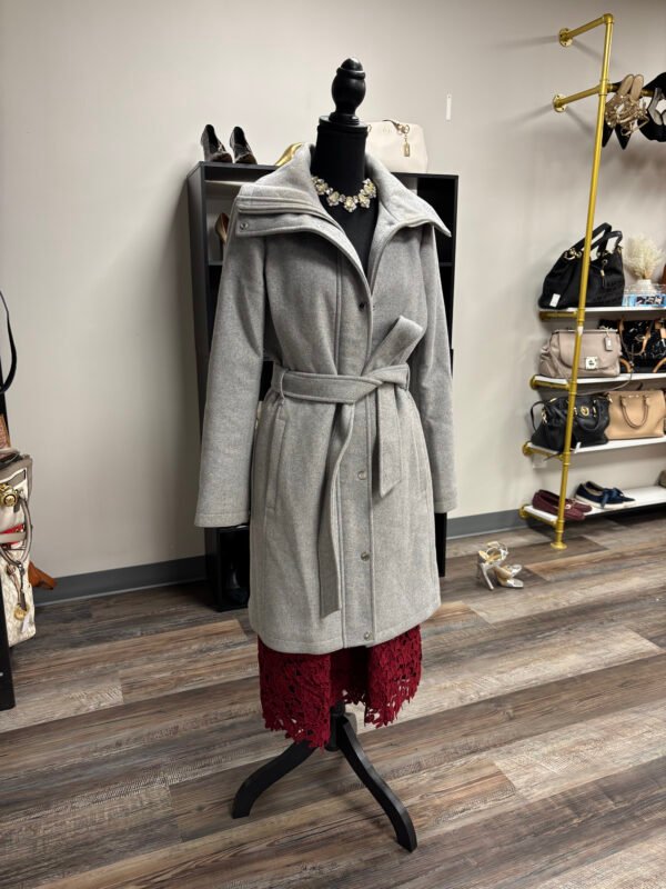 Michael Kors pre-own  light gray Coat size 4 good condition